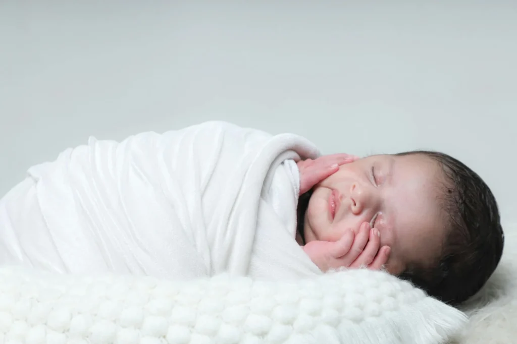 1 aylık bebek: uyku-beslenme-oyun mini rehberi