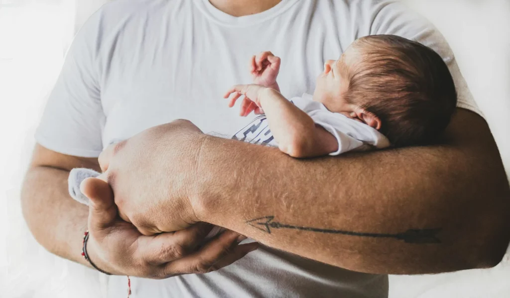 14 haftalık bebek: kucakta uyuma alışkanlığıyla nazik denge