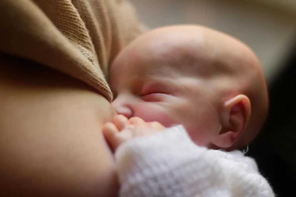 2 Haftalık Bebek: Beslenme Düzeni ve Açlık Sinyallerini Anlamak