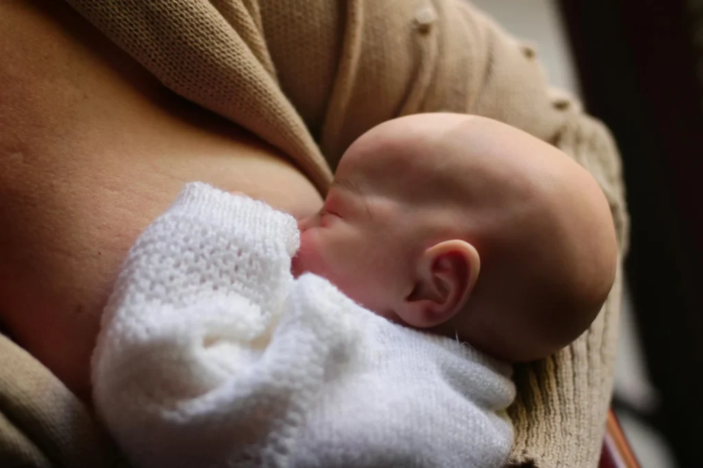 2 Haftalık Bebek: Beslenme Düzeni ve Açlık Sinyallerini Anlamak